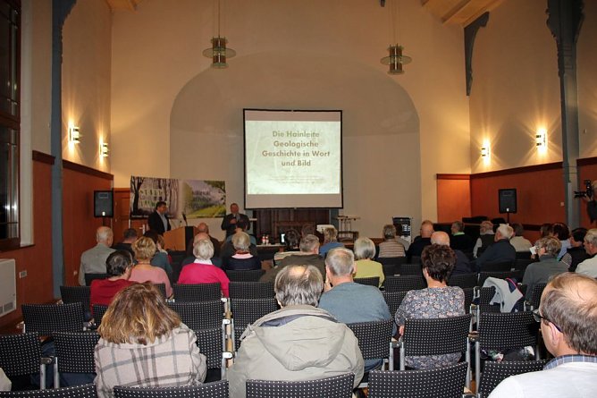 Über die Geologie in der Hainleite (Foto: Karl-Heinz Herrmann) Über die Geologie in der Hainleite (Foto: Karl-Heinz Herrmann)