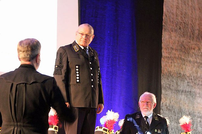 Zwei Mal Ehrenarschleder verliehen (Foto: Karl-Heinz Herrmann) Zwei Mal Ehrenarschleder verliehen (Foto: Karl-Heinz Herrmann)