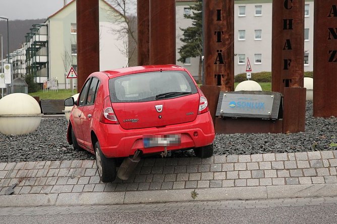 Auto "ungew&ouml;hnlich geparkt" (Foto: Silvio Dietzel)
