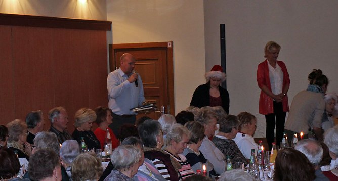 Ansturm auf die Seniorenweihnachtsfeier (Foto: Karl-Heinz Herrmann)