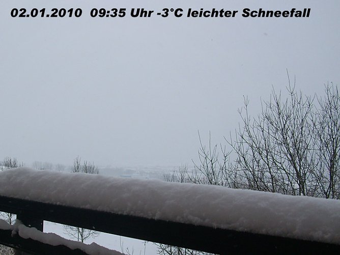 Schnee auf Balkon (Foto: Karl-Heinz Herrmann)