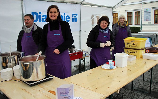 Scheck&uuml;bergabe Suppenprojekt (Foto: Karl-Heinz Herrmann)