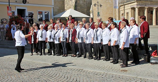 Frauench&ouml;re in der Cruciskirche (Foto: Karl-Heinz Herrmann)