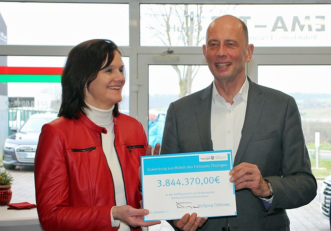 Minister Tiefensee &uuml;bergibt Zuwendungsbescheid Breitband (Foto: Karl-Heinz Herrmann)