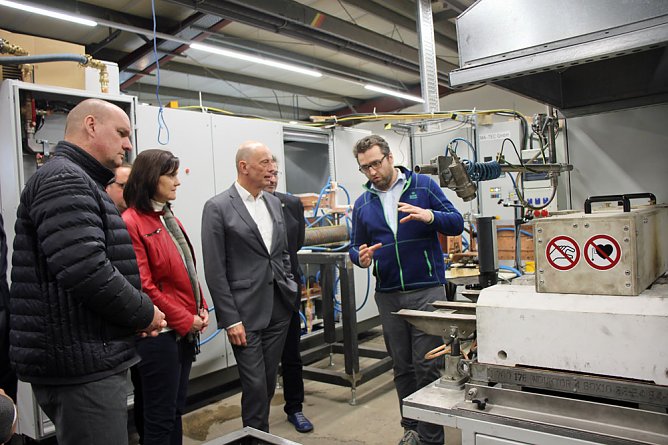 Minister Tiefensee &uuml;bergibt Zuwendungsbescheid Breitband (Foto: Karl-Heinz Herrmann)