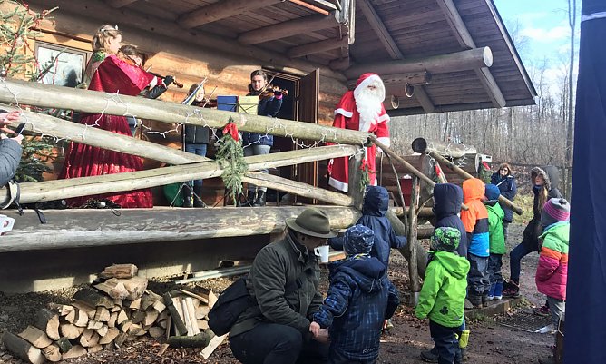 Weihnachtsmann und Blutbuchenk&ouml;nigin waren am Possen (Foto: Steffen Eisfeld)