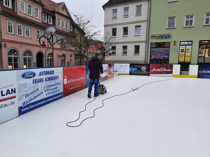 Weihnachtsmarkt und erfolgreiche Eisbahn (Foto: Karl-Heinz Herrmann) Weihnachtsmarkt und erfolgreiche Eisbahn (Foto: Karl-Heinz Herrmann)