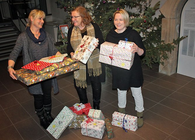 Geschenke f&uuml;r Wunschbaum &uuml;bergeben (Foto: Karl-Heinz Herrmann)