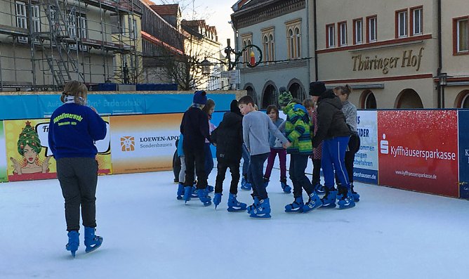 Förderschüler mit viel Selbstvertrauen auf den Schlittschuhen (Foto: Förderzentrum) Förderschüler mit viel Selbstvertrauen auf den Schlittschuhen (Foto: Förderzentrum)