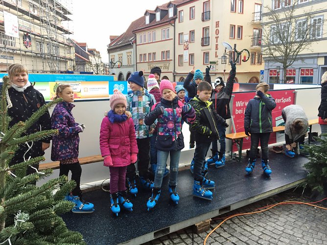 Förderschüler mit viel Selbstvertrauen auf den Schlittschuhen (Foto: Förderzentrum) Förderschüler mit viel Selbstvertrauen auf den Schlittschuhen (Foto: Förderzentrum)
