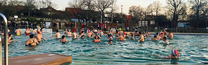 Eisbaden zur Dämmerung in Bad Frankenhausen (Foto: Kur & Tourismus GmbH Bad Frankenhausen) Eisbaden zur Dämmerung in Bad Frankenhausen (Foto: Kur & Tourismus GmbH Bad Frankenhausen)