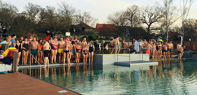 Eisbaden zur Dämmerung in Bad Frankenhausen (Foto: Kur & Tourismus GmbH Bad Frankenhausen) Eisbaden zur Dämmerung in Bad Frankenhausen (Foto: Kur & Tourismus GmbH Bad Frankenhausen)