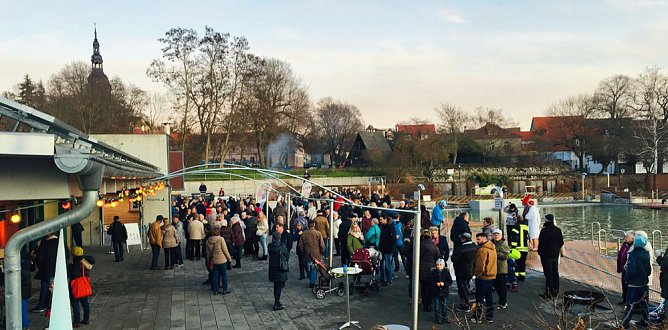 Eisbaden zur Dämmerung in Bad Frankenhausen (Foto: Kur & Tourismus GmbH Bad Frankenhausen) Eisbaden zur Dämmerung in Bad Frankenhausen (Foto: Kur & Tourismus GmbH Bad Frankenhausen)