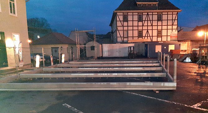 Dachmontage vorfristig begonnen (Foto: Karl-Heinz Herrmann) Dachmontage vorfristig begonnen (Foto: Karl-Heinz Herrmann)