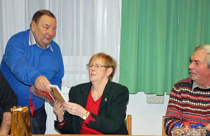 Engagement für den Wald gewürdigt (Foto: Karl-Heinz Herrmann) Engagement für den Wald gewürdigt (Foto: Karl-Heinz Herrmann)