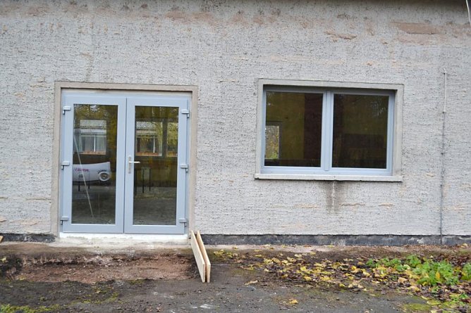 Neue Fenster und eine T&uuml;r f&uuml;r die Workscheune (Foto: Ferienpark Feuerkuppe)