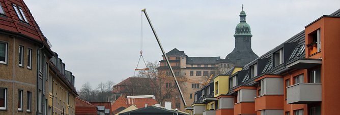 Dachgerüst wird aufgesetzt (Foto: Karl-Heinz Herrmann) Dachgerüst wird aufgesetzt (Foto: Karl-Heinz Herrmann)