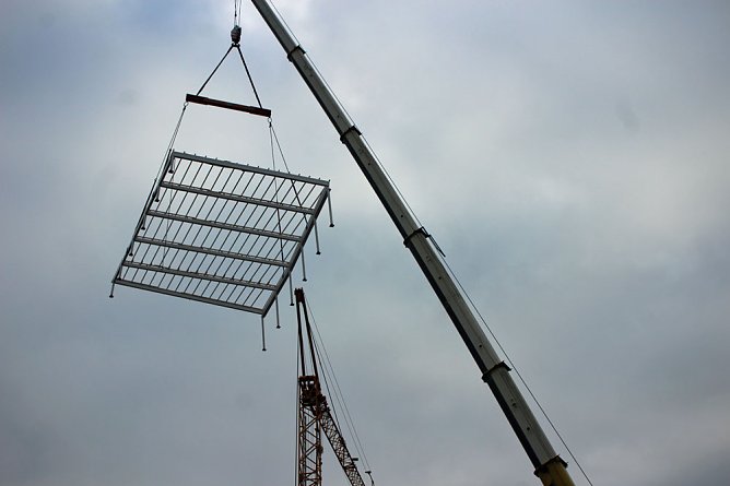 Dachgerüst wird aufgesetzt (Foto: Karl-Heinz Herrmann) Dachgerüst wird aufgesetzt (Foto: Karl-Heinz Herrmann)