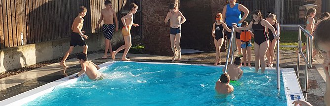 Party in der Kyffhäuser-Therme (Foto: Claudia Barthel Marketing Kur & Tourismus GmbH) Party in der Kyffhäuser-Therme (Foto: Claudia Barthel Marketing Kur & Tourismus GmbH)