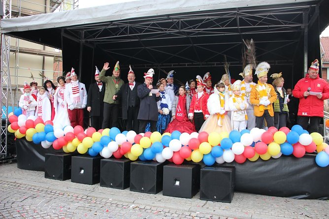 Rosenmontag auf dem Markt Sondershausen (Foto: Karl-Heinz Herrmann) Rosenmontag auf dem Markt Sondershausen (Foto: Karl-Heinz Herrmann)