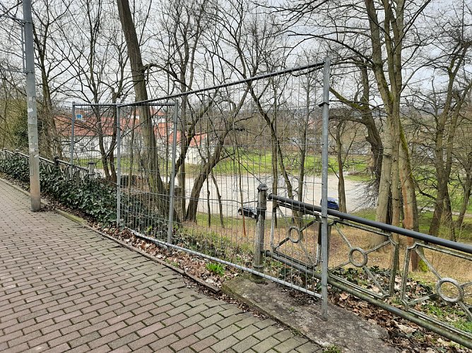 Bauzaun, Alkoholverbot und mehr (Foto: Karl-Heinz Herrmann)