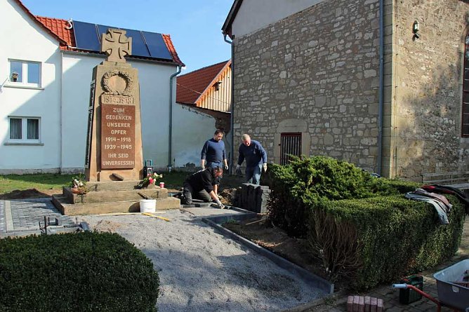 Umfeld des Ehrenmals wird neu gestaltet (Foto: Karl-Heinz Herrmann) Umfeld des Ehrenmals wird neu gestaltet (Foto: Karl-Heinz Herrmann)