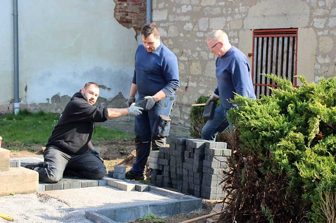 Umfeld des Ehrenmals wird neu gestaltet (Foto: Karl-Heinz Herrmann) Umfeld des Ehrenmals wird neu gestaltet (Foto: Karl-Heinz Herrmann)