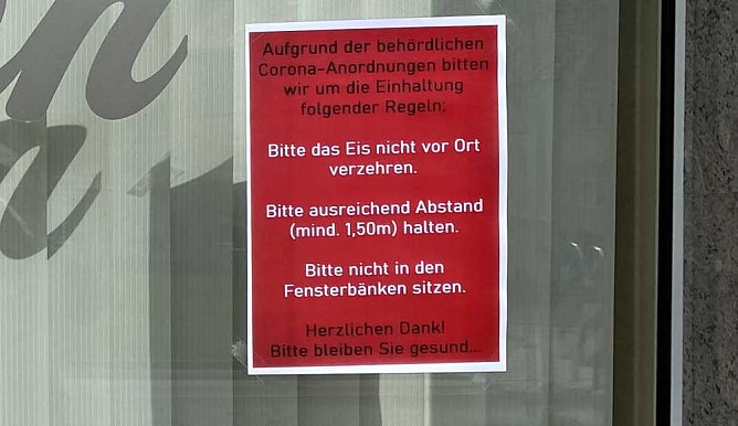 CORONA-REGELN beim Stra&szlig;enverkauf von Eis und Bratwurst (Foto: Tobias Schneegans)