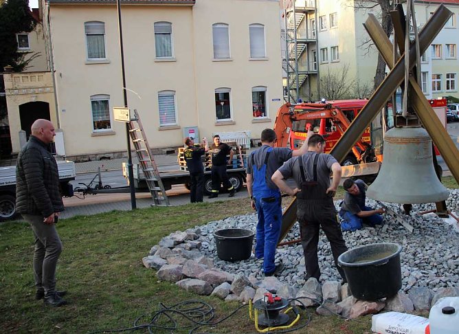 Gedächtnisglocke aufgestellt (Foto: Karl-Heinz Herrmann) Gedächtnisglocke aufgestellt (Foto: Karl-Heinz Herrmann)
