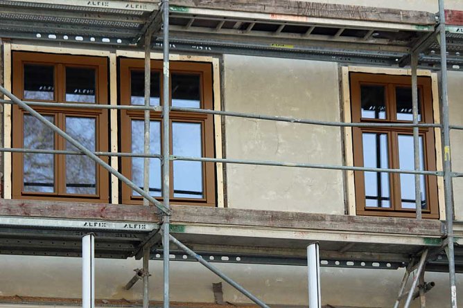 Neue Fenster werden eingebaut (Foto: Karl-Heinz Herrmann)