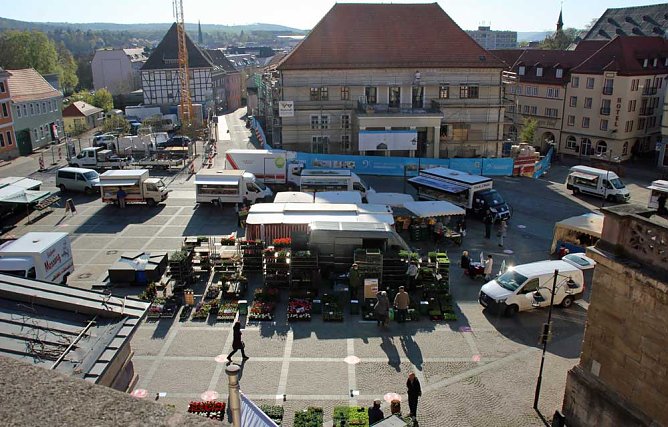 Wochenmarkt jetzt auch mit Maskenverkauf (Foto: Karl-Heinz Herrmann)