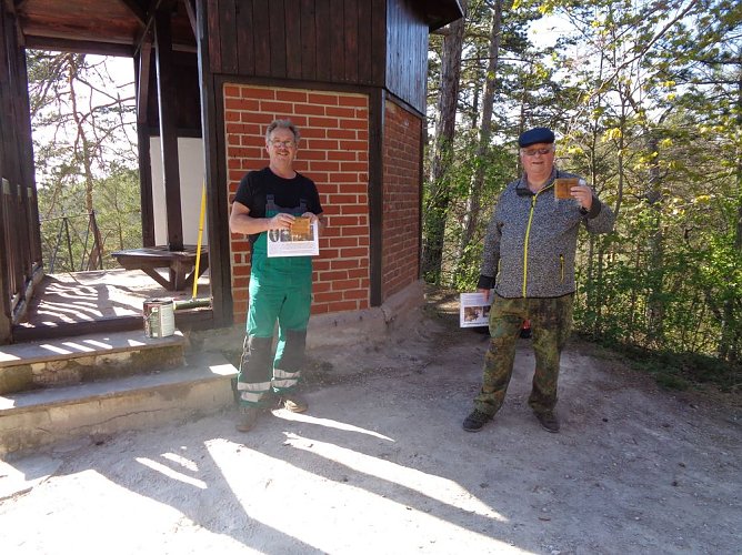 Renovierungsarbeiten an der Schutzhütte Hornungshöhe (Foto: Peter Keßler) Renovierungsarbeiten an der Schutzhütte Hornungshöhe (Foto: Peter Keßler)