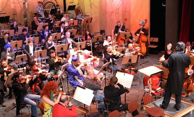 Narren musizieren (Foto: Theater Nordhausen) Narren musizieren (Foto: Theater Nordhausen)