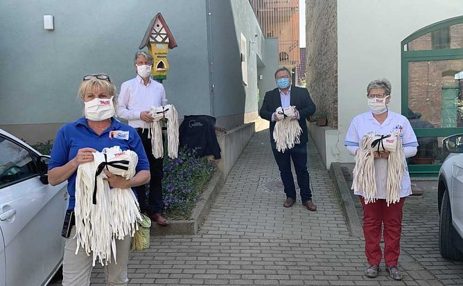Weitere Masken übergeben (Foto: Theater Nordhausen) Weitere Masken übergeben (Foto: Theater Nordhausen)