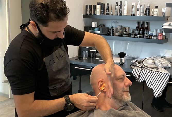 Mit offenem Feuer werden die Ohrhaare versengt (Foto: Eva Maria Wiegand) Mit offenem Feuer werden die Ohrhaare versengt (Foto: Eva Maria Wiegand)