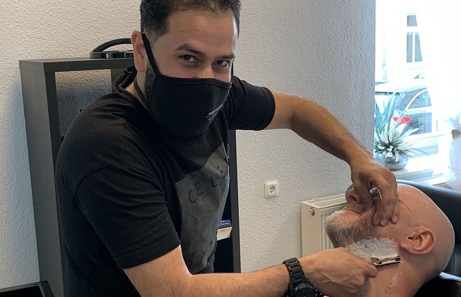 Barbierbesuch ist Vertrauenssache. Omar ist aber kein Sweeney Todd (Foto: Eva Maria Wiegand) Barbierbesuch ist Vertrauenssache. Omar ist aber kein Sweeney Todd (Foto: Eva Maria Wiegand)