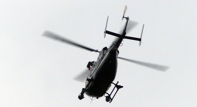 Hubschrauber scannt das Evakuierungsgebiet (Foto: PS.Greiner)