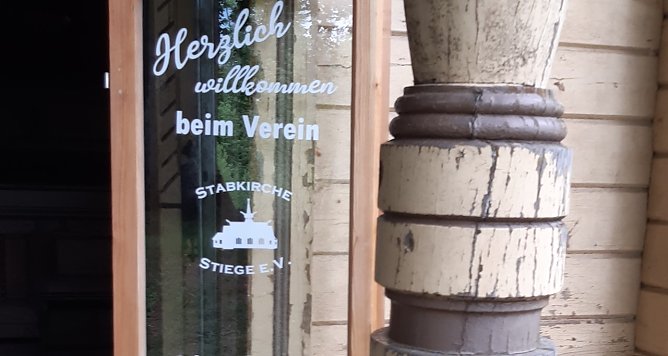 Neue Fensterrahmen in der Stabkirche (Foto: Stabkirche Stiege) Neue Fensterrahmen in der Stabkirche (Foto: Stabkirche Stiege)