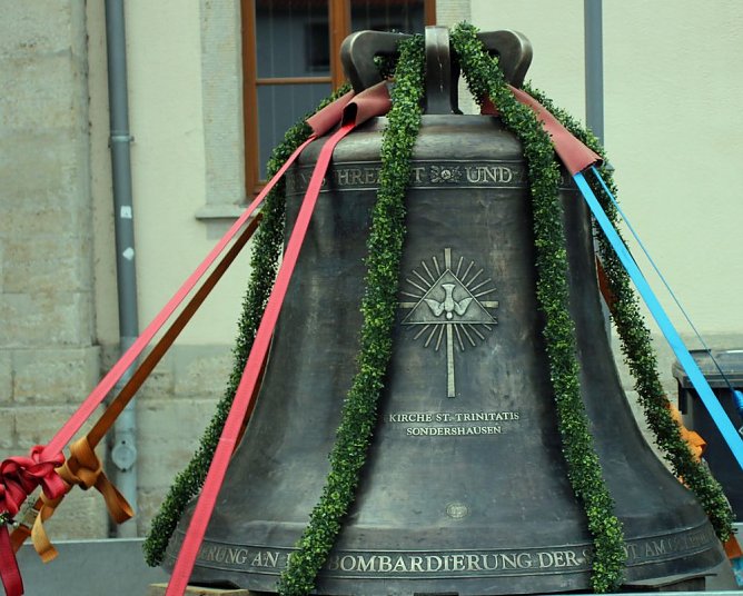Zwei neue Bronzeglocken werden eingebaut (Foto: Karl-Heinz Herrmann)