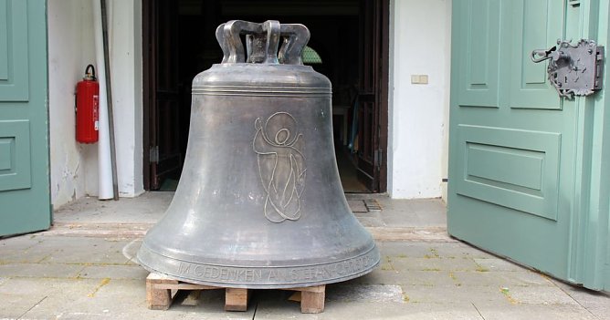 Zwei neue Bronzeglocken werden eingebaut (Foto: Karl-Heinz Herrmann)