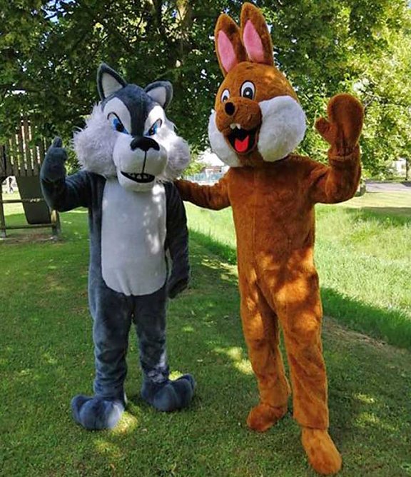 Strohspielplatz mit Wolf und Hase (Foto: privat)