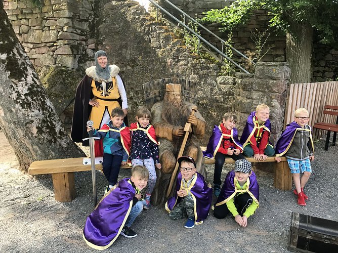 Mit Ritterschlag und Damhirsch Karl – (Foto: Kindervilla) Mit Ritterschlag und Damhirsch Karl – (Foto: Kindervilla)