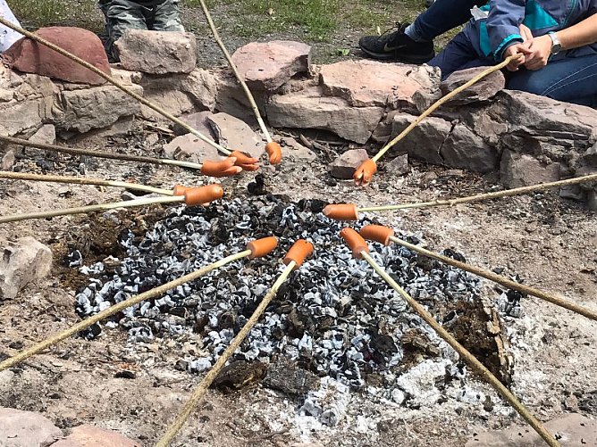 Mit Ritterschlag und Damhirsch Karl – (Foto: Kindervilla) Mit Ritterschlag und Damhirsch Karl – (Foto: Kindervilla)