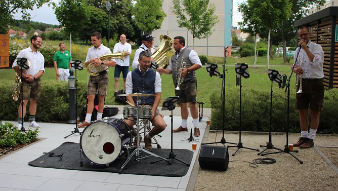 Platzkonzerte vor den Sondershäuser Pflegeheimen (Foto: Karl-Heinz Herrmann) Platzkonzerte vor den Sondershäuser Pflegeheimen (Foto: Karl-Heinz Herrmann)