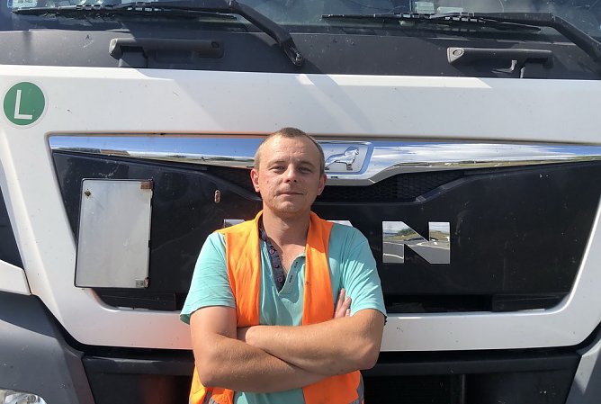 Andrej vor seinem defekten Truck (Foto: S.Dietzel)