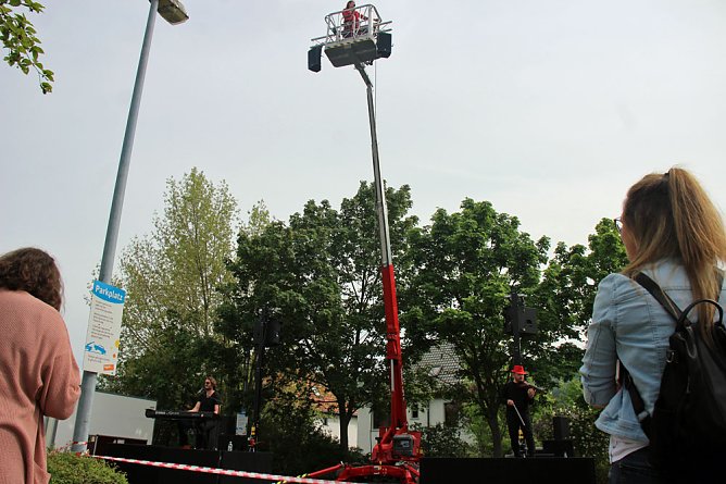 Am Sonntag Musik von oben in Großfurra (Foto: Karl-Heinz Herrmann) Am Sonntag Musik von oben in Großfurra (Foto: Karl-Heinz Herrmann)