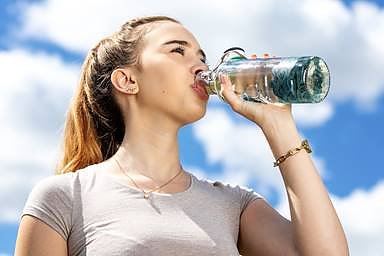 Besonders an sehr hei&szlig;en Tagen ist es wichtig, kontinuierlich Fl&uuml;ssigkeit zu sich zu nehmen (Foto: Thomas Oberl&auml;nder, Helios Kliniken)