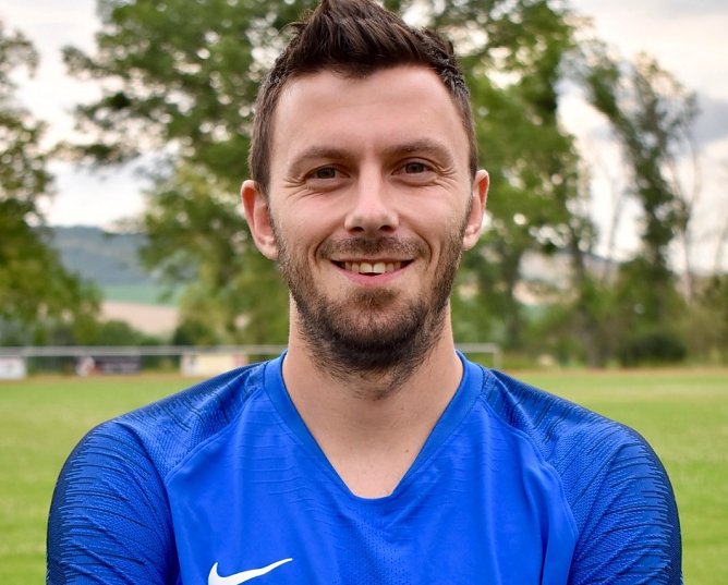 CK27 im Outfit seines neuen Vereins Blau-Wei&szlig; Bad Frankenhausen (Foto: Verein)