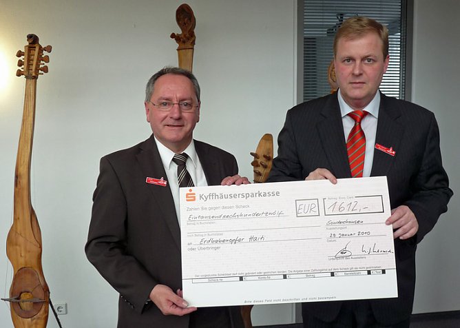Spende der Sparkassenmitarbeiter f&uuml;r Haiti (Foto: Karl-Heinz Herrmann)