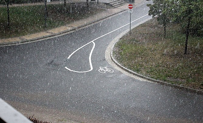 Kräftiges Gewitter (Foto: Karl-Heinz Herrmann) Kräftiges Gewitter (Foto: Karl-Heinz Herrmann)